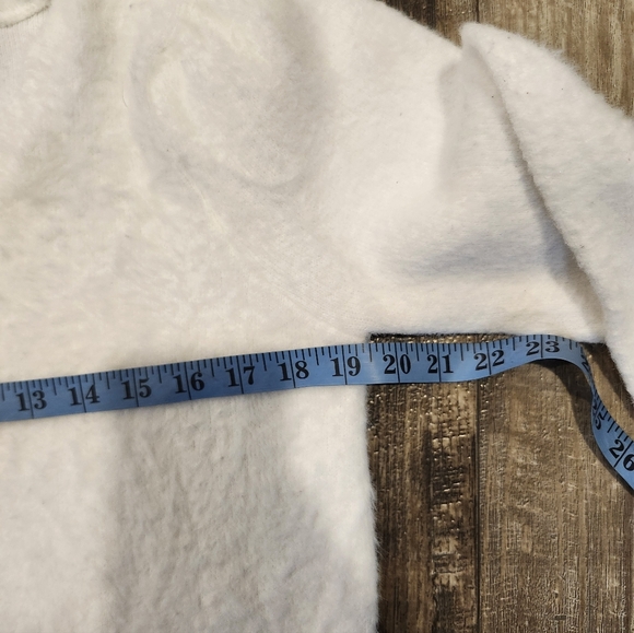 Francesca’s mi ami White Fuzzy V-Neck Sweater – Size Small - Picture 9 of 10